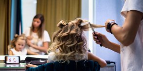 Le coiffeur n'est pas si effrayant... – Comment préparer votre enfant à sa première visite chez le coiffeur